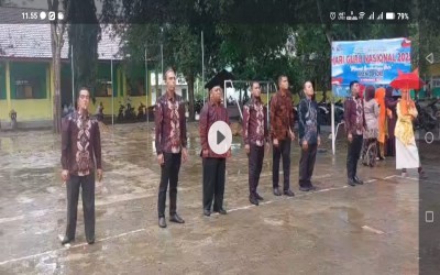 MAN 3 Pidie Peringati Hari Guru Nasional 2025 dengan Khidmat di Bawah Gerimis