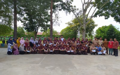 Pemberian Piagam Penghargaan kepada Siswa Berprestasi